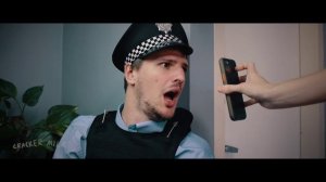 Почему никто не звонит австралийской полиции - CrackerMilk на русском