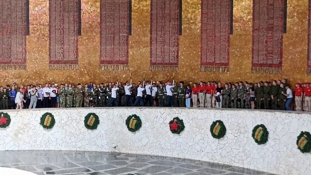 Смена Почётного Караула в Пантеоне Славы Мамаев Курган, Волгоград, 02 июля 2023 года, 13:00 часов смотреть онлайн