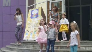 Антонина Комиссарова-Жестовская исполняет песню "Вместе весело шагать" (кавер версия)
