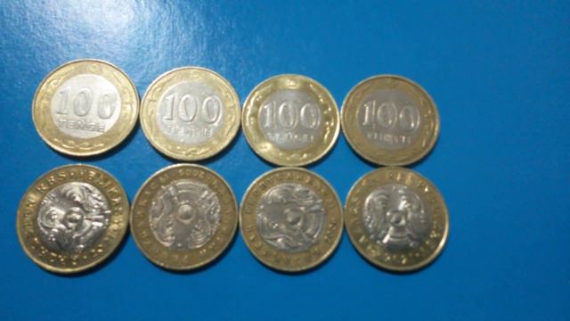 ВОСЕМЬ МОНЕТ 100 ТЕНГЕ решкой и орлом на синей поверхности Двенадцатого Января - ДЕНЕЖНЫЙ ПОТОК смотреть онлайн