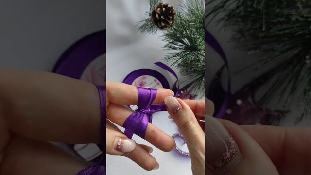МК бантики на новогодних игрушках из смолы
