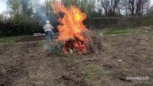Как разжечь большой костёр из сухой травы на даче 8 соток?