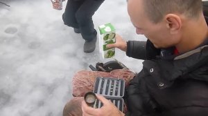 рыбалка зимой , как рыбачить когда нет бура чтобы пробурить лунку!