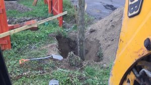 Jcb ставим столб электроопору.