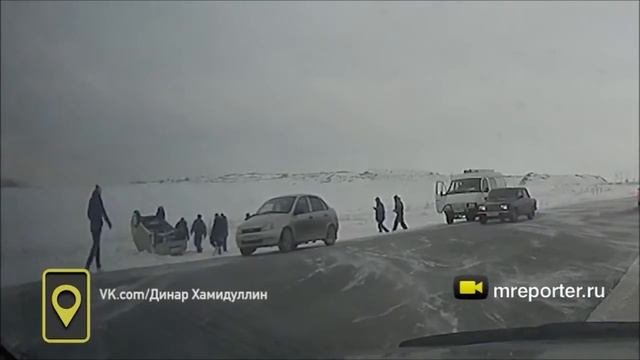 Автомобиль снесло с дороги ветром в Челябинской области
