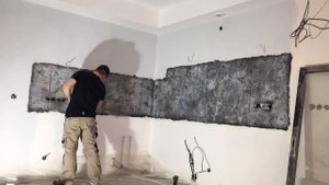 Кухонный фартук из декоративной штукатурки под бетон с расшивкой