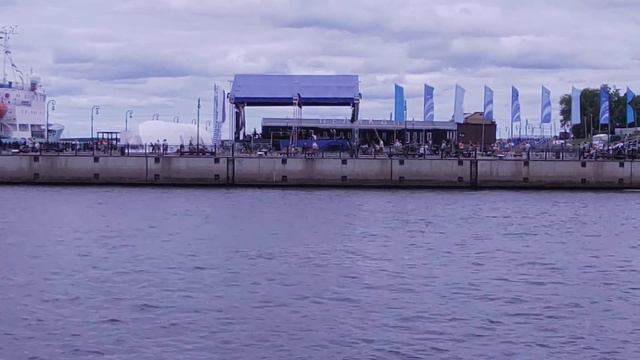 VLOG: Архангельск. День ВМФ. Покатушки на атракционах. Отель NOVOTEL(1 часть) - yaycenos смотреть онлайн