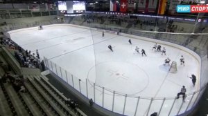 Судья юниорского чемпионата мира по хоккею едва не остался без руки смотреть видео