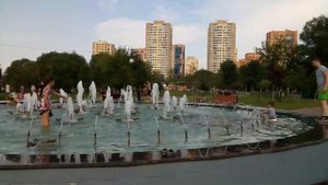 Дети купаются в фонтане