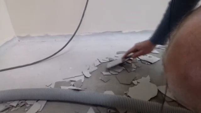 Наливной цементный пол отваливается, демонтируем самые слабые участки. Новосибирск.