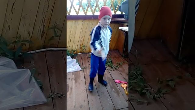 Черничный пирог и кувшинчик компота