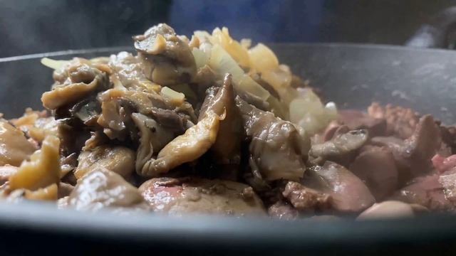 Куриная печень с луком и вешенками в сметане | Как приготовить куриную печень с грибами