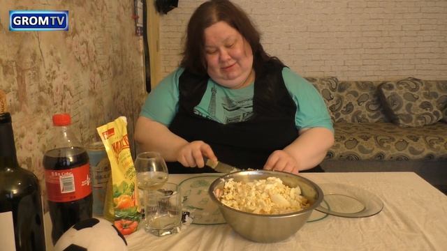 Отмечаем 23 февраля) Готовим салат "Крабовый" и мясной пирог (18+) смотреть онлайн