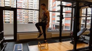 зашагивание на тумбу с подьемом ноги