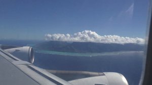 Остров Полинезии в океане есть