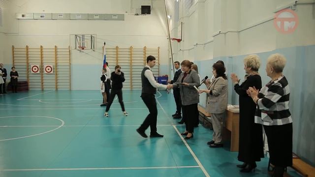 Десятиклассникам вручили удостоверения о получении специальности.