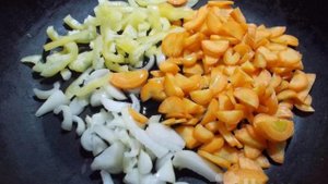 Тушеная капуста с сосисками и перловкой