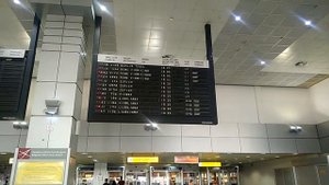Теплое ламповое табло в аэропорту Белграда