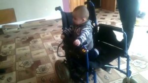 Смотрите как маленький мальчик катается на коляске