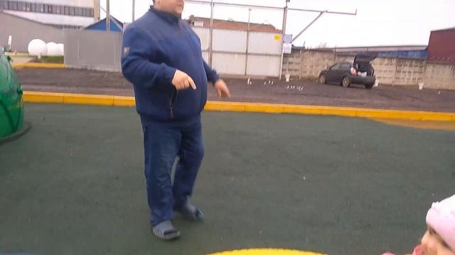 Нам не сидится дома, заглянули в парк фабрики спортивного инвентаря Леко смотреть онлайн