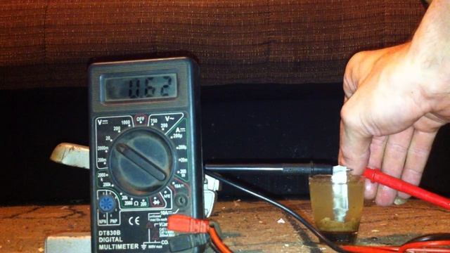 Эксперимент солевой элемент на Хлориде Натрия смотреть онлайн