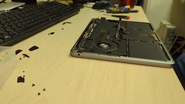 Apple MacBook Pro (13-inch, M2, 2022) Logic board and Touch ID board replacements смотреть онлайн