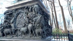 Санкт‑Петербург. Памятник Крылову.Saint‑Petersburg. Monument to Krylov.