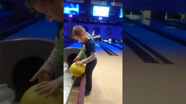 Как играть в боулинг / how to play bowling