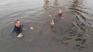 Спасение утопающих.Люди тонут.