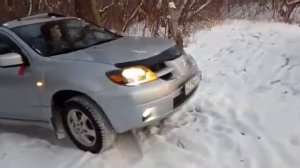 Mitsubishi Outlander 1 поколение катает зимой.