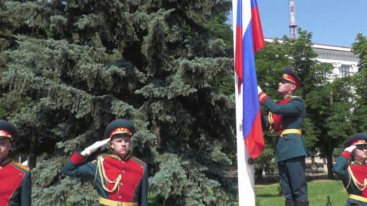 В Донецкой Народной Республике торжественно подняли российский флаг