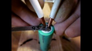 Что происходит при СВАРКЕ БАТАРЕЙКИ? / замедленная съемка точечной сварки аккумулятора 18650