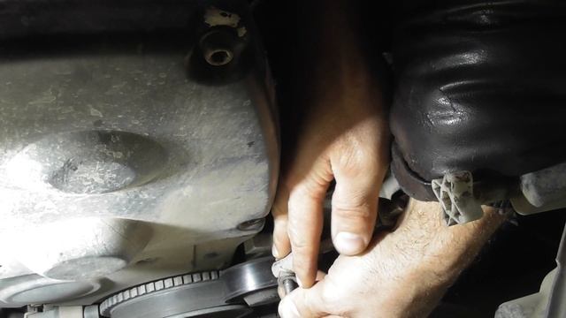 Замена ролика натяжителя ремня генератора Гранта