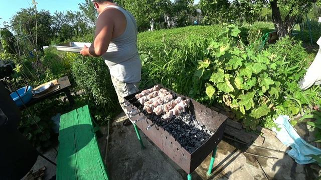 ШАШЛЫК ИЗ КУРИНЫХ БЁДЕР, ГОТОВИТ БРАТ. смотреть онлайн