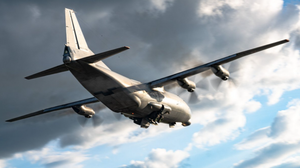 Ан-12 без одного колеса совершил аварийную посадку в Комсомольске-на-Амуре