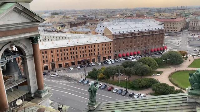 Вид со смотровой площадки Исаакиевского Собора на Исаакиевский сквер и Исаакиевскую площадь. смотреть онлайн