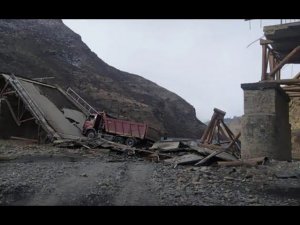Мост рухнул под движущимся самосвалом в Дагестане