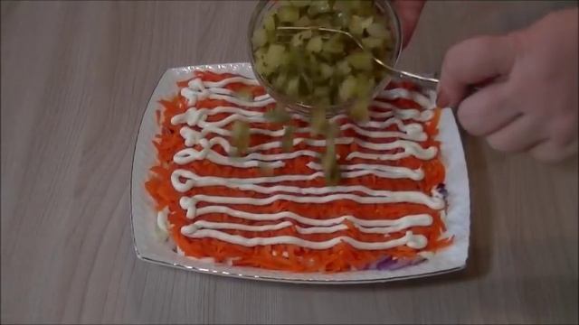 ?Салат "Уральские самоцветы" с ветчиной и огурцами