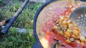 Кабачковая икра в казане на костре