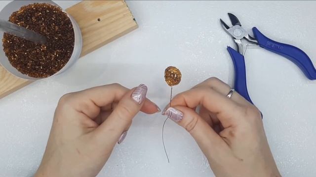 Еловые шишки и веточки из бисера для новогоднего подсвечника. Мастер- класс. смотреть онлайн