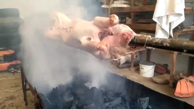 Приготовление рождественского поросенка на вертеле. Сербия. смотреть онлайн