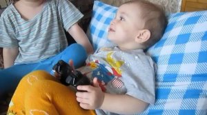 Дети дерутся,а потом мирятся и целуются...