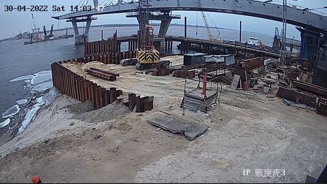 Строительство моста через р. Зея. Гусеничный кран HITACHI KH300. Автокран Terex AC 60/3. смотреть онлайн