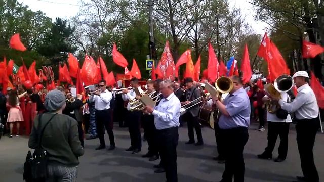 Духовой оркестр на первомайской демонстрации. Симферополь. (2019-05-01)