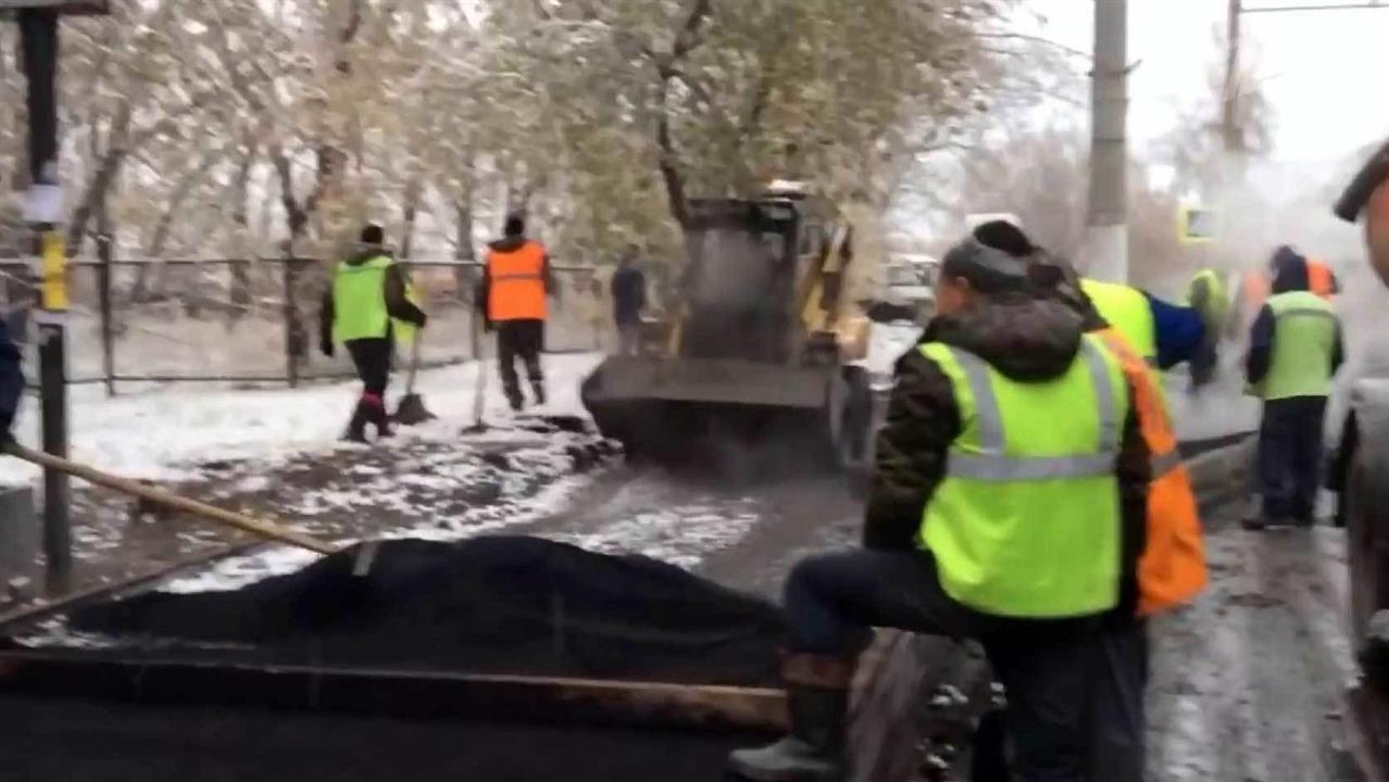 Активисты ОНФ заинтересовались фактами укладки нового асфальта во время дождя и снегопада