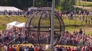 два каскадёра ездят на мотоциклах в шаре