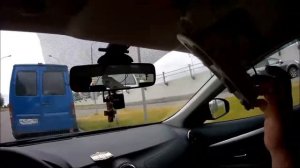 Подключаю регистратор к плафону освещения салона