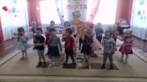 Танец с клубочками младшая группа