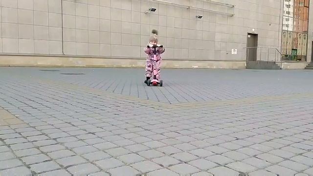 @likerozka77 #длядетей #детскийканал #детскоевидео Детский канал. Kids. Прогулка на самокате.