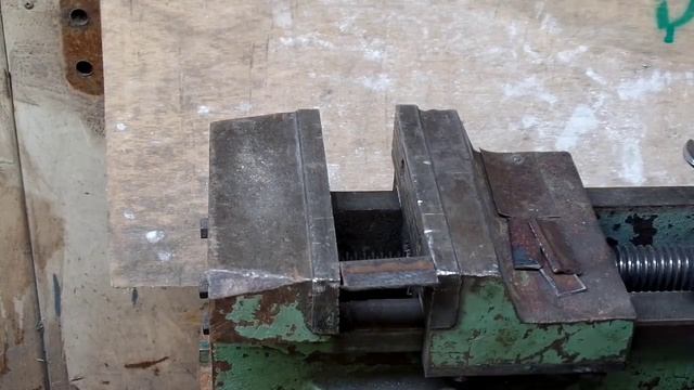 Столик верстак на колесах под сверлильный станок сваренный из отходов металла для своей мастерской смотреть онлайн